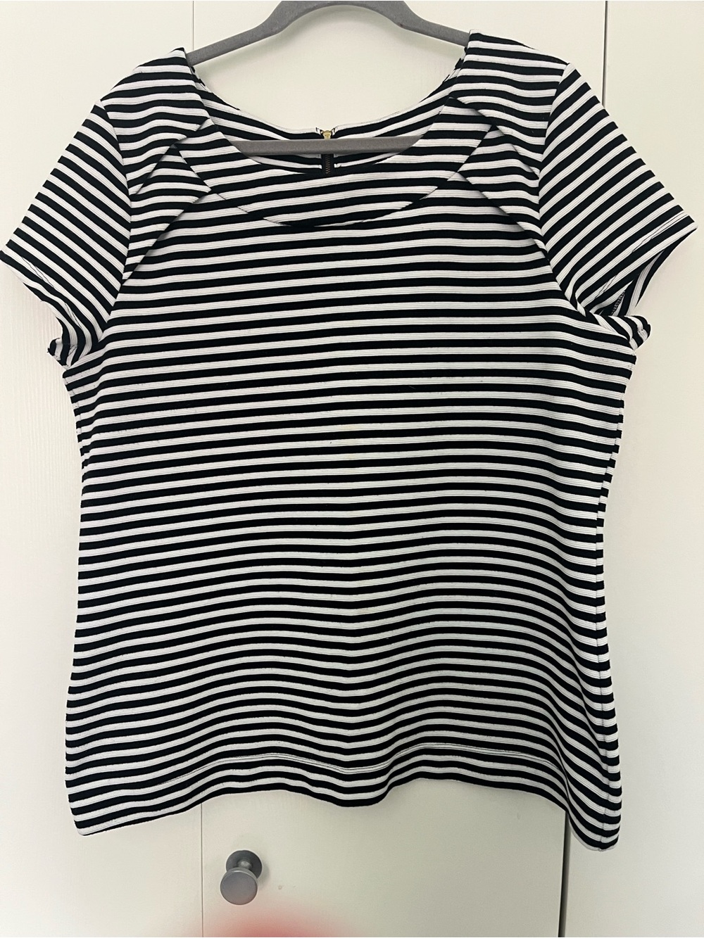 Banana Republic Black & White Striped Women's Top - Classic Crew Neck